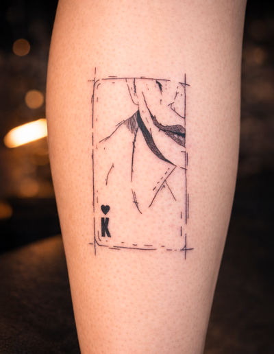 Photo d'un tatouage en line art réalisé par David Delaunay représentant Le Joker, dans son salon La Folie Douce Tattoo à Saint-Lumine-de-Clisson.
