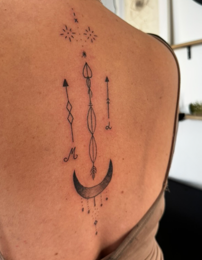 Photo d'un tatouage en line art réalisé par David Delaunay au style épuré et spirituel, dans son salon La Folie Douce Tattoo à Saint-Lumine-de-Clisson.
