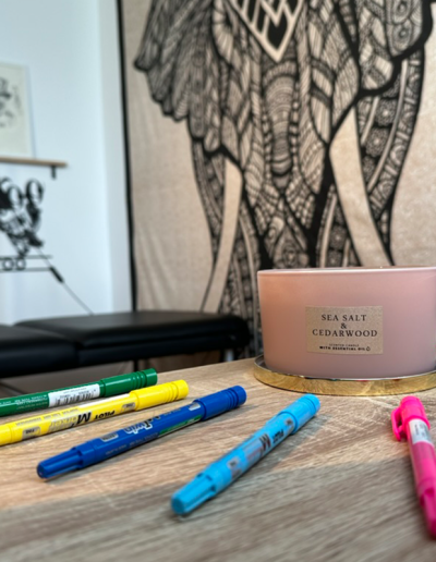 Photo de l'ambiance générale du salon de tatouage line art et minimaliste La Folie Douce Tattoo à Saint-Lumine-de-Clisson dans le vignoble nantais.