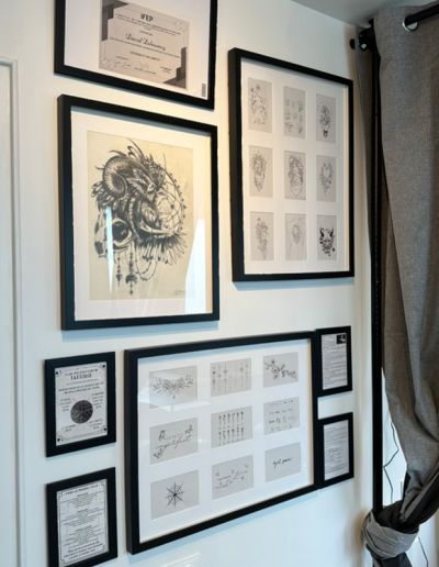 Photo de l'ambiance générale du salon de tatouage line art et minimaliste La Folie Douce Tattoo à Saint-Lumine-de-Clisson dans le vignoble nantais.