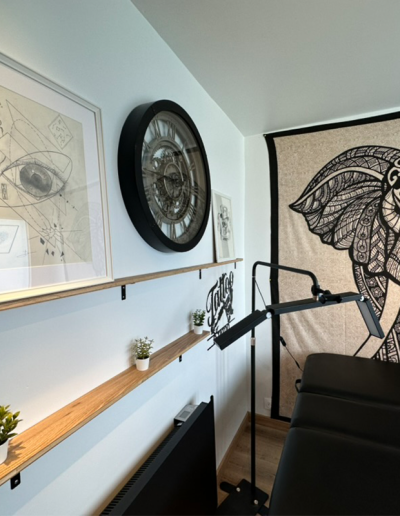 Photo de l'ambiance générale du salon de tatouage line art et minimaliste La Folie Douce Tattoo à Saint-Lumine-de-Clisson dans le vignoble nantais.